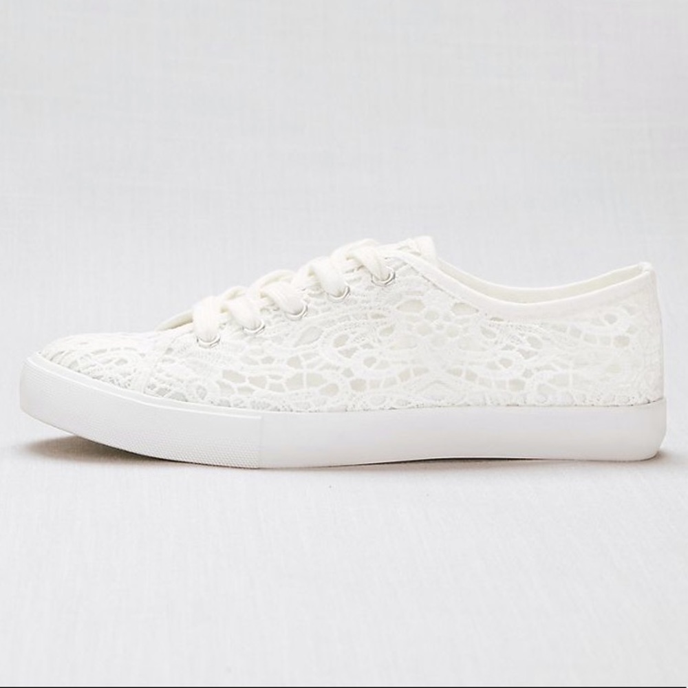 Lace Crochet Sneakers
DAVID'S BRIDAL
CARRSON